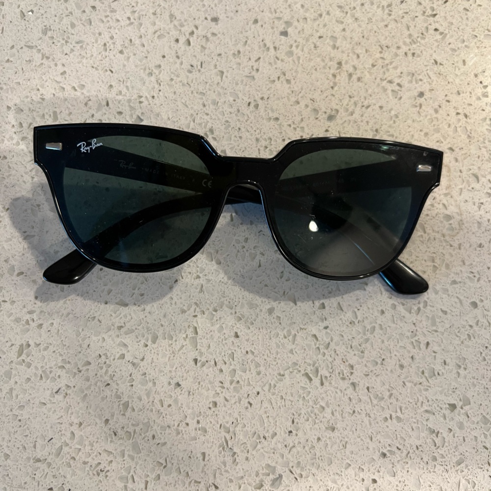 Women’s Raybans black sunglasses